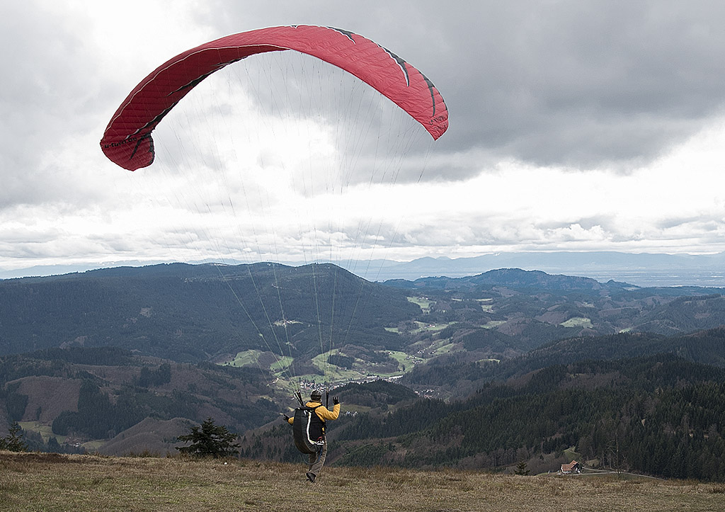 Tour Bodensee 03 - 2016_KA77889-1 Kopie.jpg - Ein Paragleiter vor dem Start auf den Höhen vom Schwarzwald